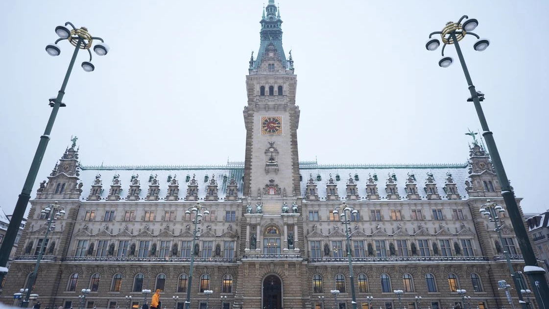 Hamburg’da Kış Alarmı: Okullar Kapalı, Ulaşımda Büyük Aksamalar Bekleniyor, © Marcus Brandt/dpa Hamburg’da Kış Alarmı: Okullar Kapalı, Ulaşımda Büyük Aksamalar Bekleniyor, © Marcus Brandt/dpa