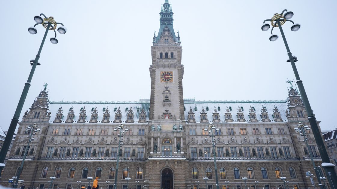 Hamburg’da Kış Alarmı: Okullar Kapalı, Ulaşımda Büyük Aksamalar Bekleniyor, © Marcus Brandt/dpa