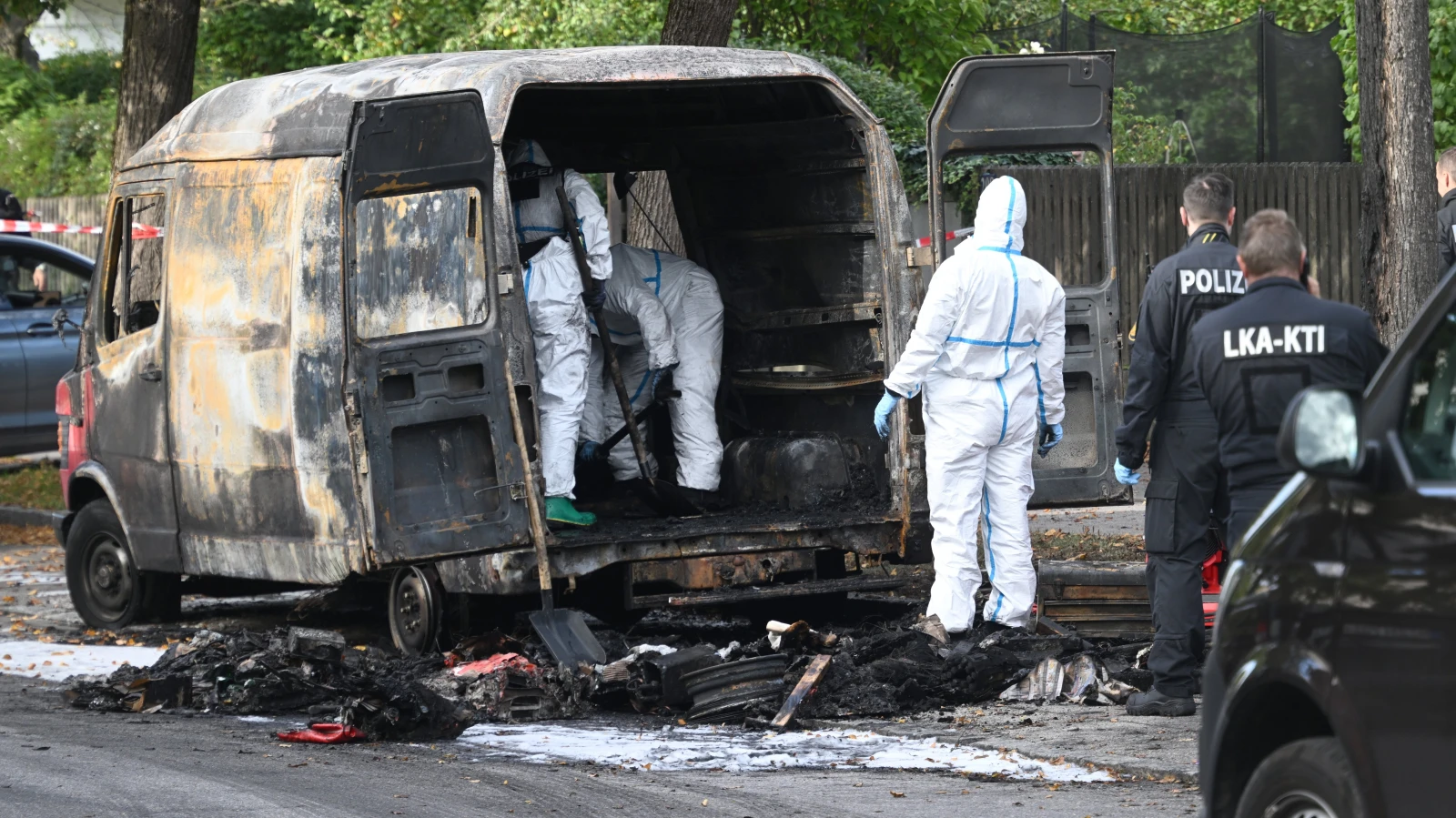 Oktoberfest yeniden açıldı: Bombalı tehdit sonrası alan arandı, © Felix Hörhager/dpa Oktoberfest yeniden açıldı: Bombalı tehdit sonrası alan arandı, © Felix Hörhager/dpa
