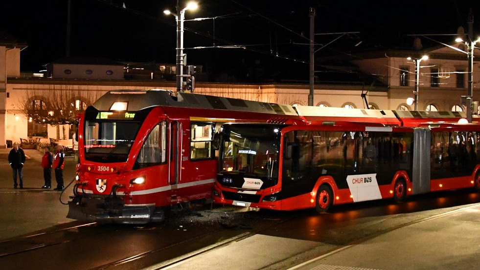 Unfall zwischen Bus und Bahn in Chur, © Stadtpolizei Chur
