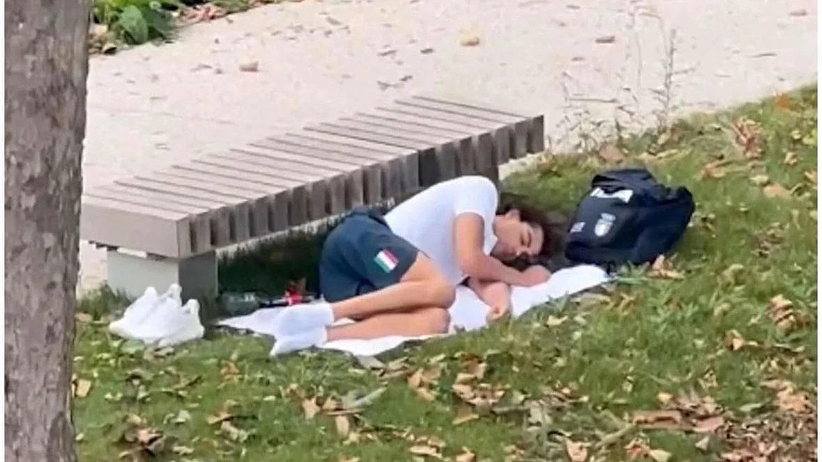 Olimpiyat Köyü'ndeki Kötü Koşulları Protesto Eden Olimpiyat Şampiyonu Parkta Uyudu Olimpiyat Köyü'ndeki Kötü Koşulları Protesto Eden Olimpiyat Şampiyonu Parkta Uyudu