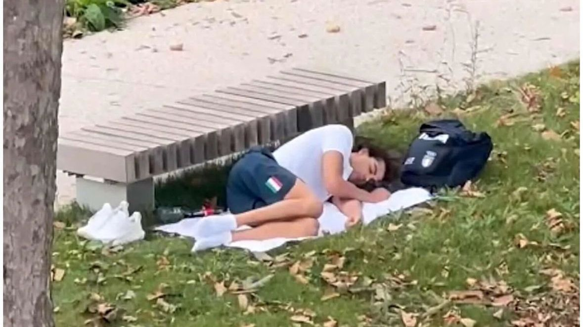 Olimpiyat Köyü'ndeki Kötü Koşulları Protesto Eden Olimpiyat Şampiyonu Parkta Uyudu