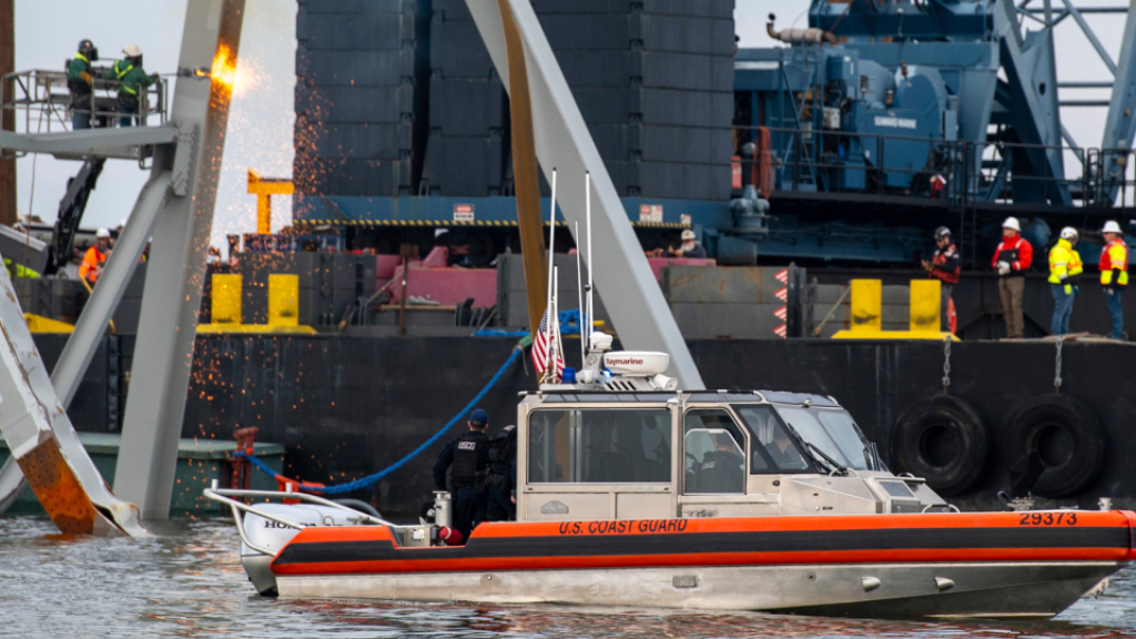 Schwierige Bergungsarbeiten in Baltimore, © Petty Officer 3rd Class Kimberly/U.S. Coast Guard/AP/dpa