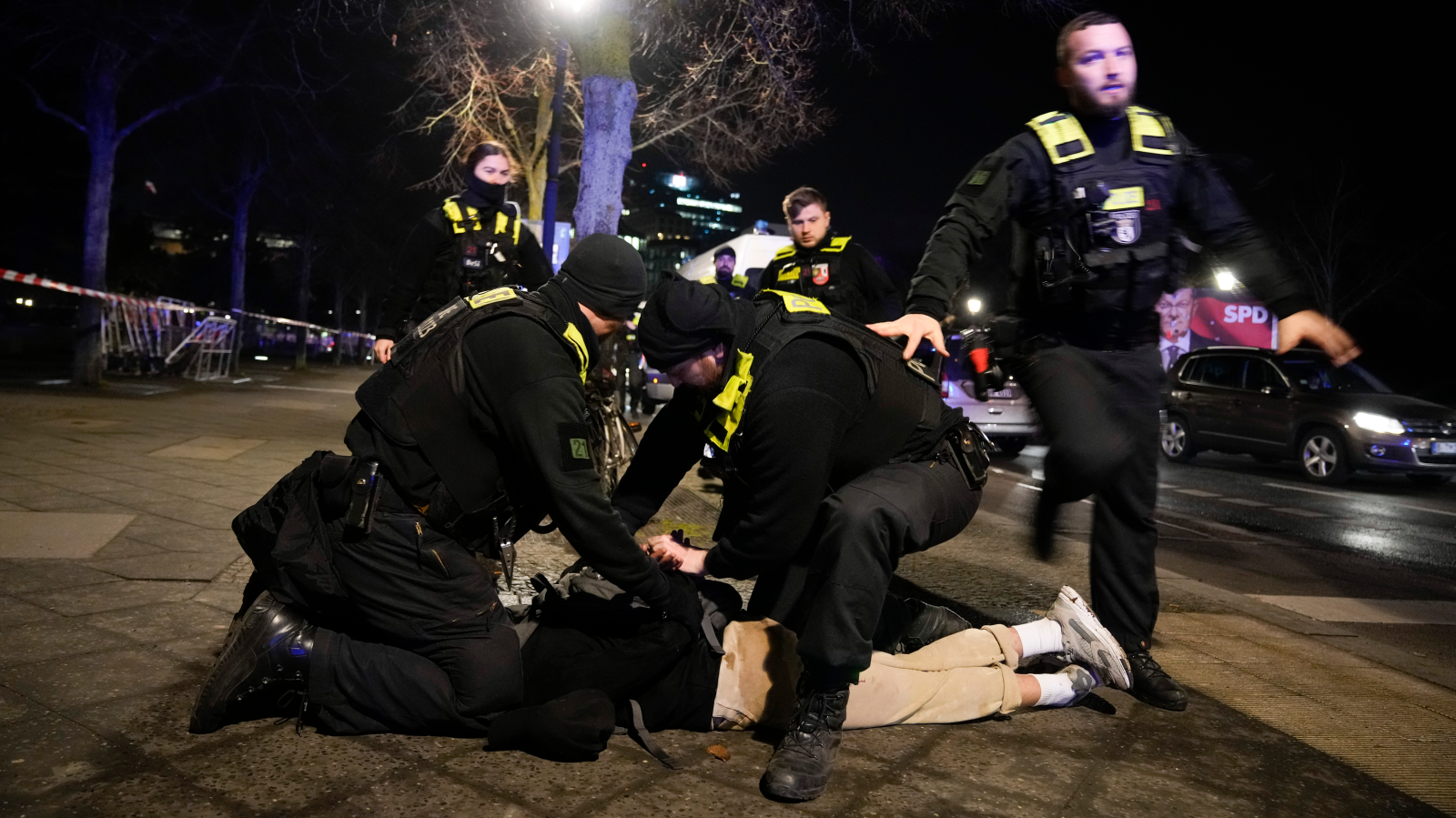 Holocaust Anıtında Bıçaklı Saldırının Faili Suriyeli Çıktı!, © dpa