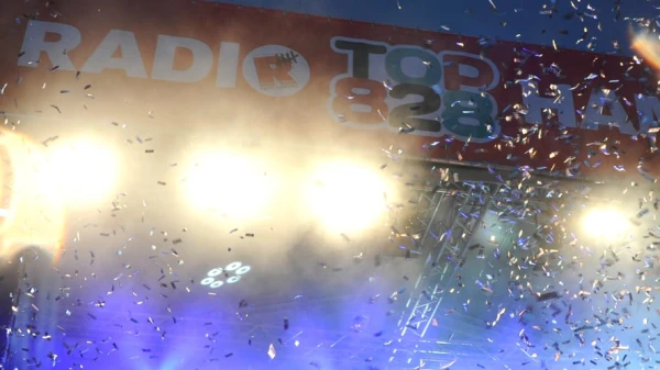 Der Banner von der Top828 Bühne ist zu sehen mit Konfetti , © more Marketing Der Banner von der Top828 Bühne ist zu sehen mit Konfetti , © more Marketing