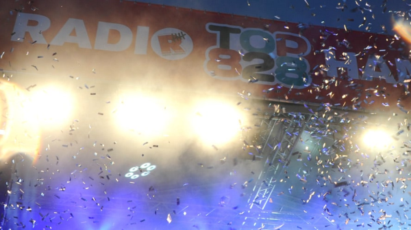 Der Banner von der Top828 Bühne ist zu sehen mit Konfetti , © more Marketing