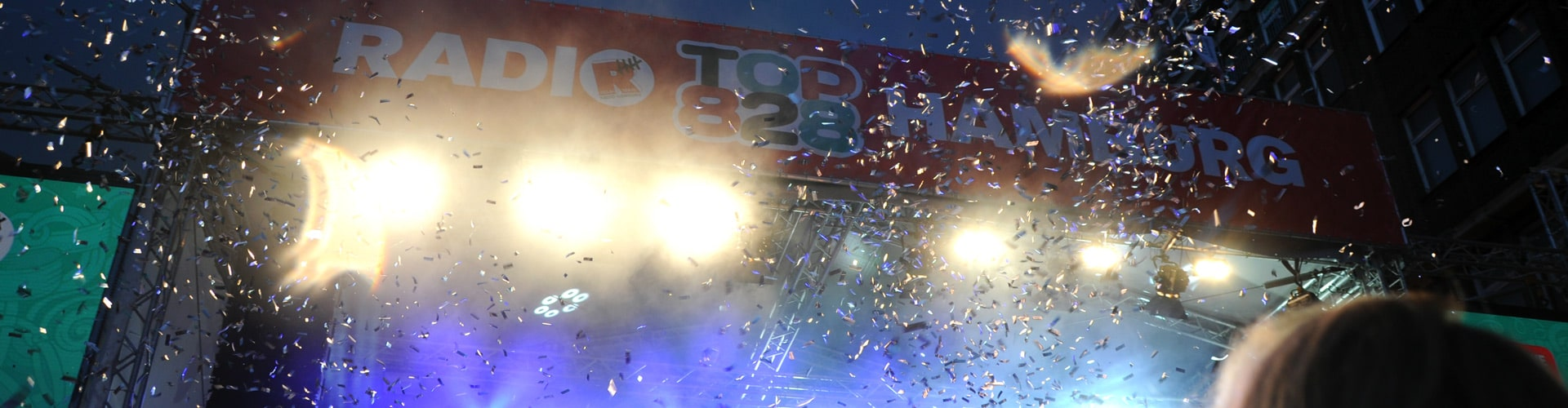 Der Banner von der Top828 Bühne ist zu sehen mit Konfetti , © more Marketing
