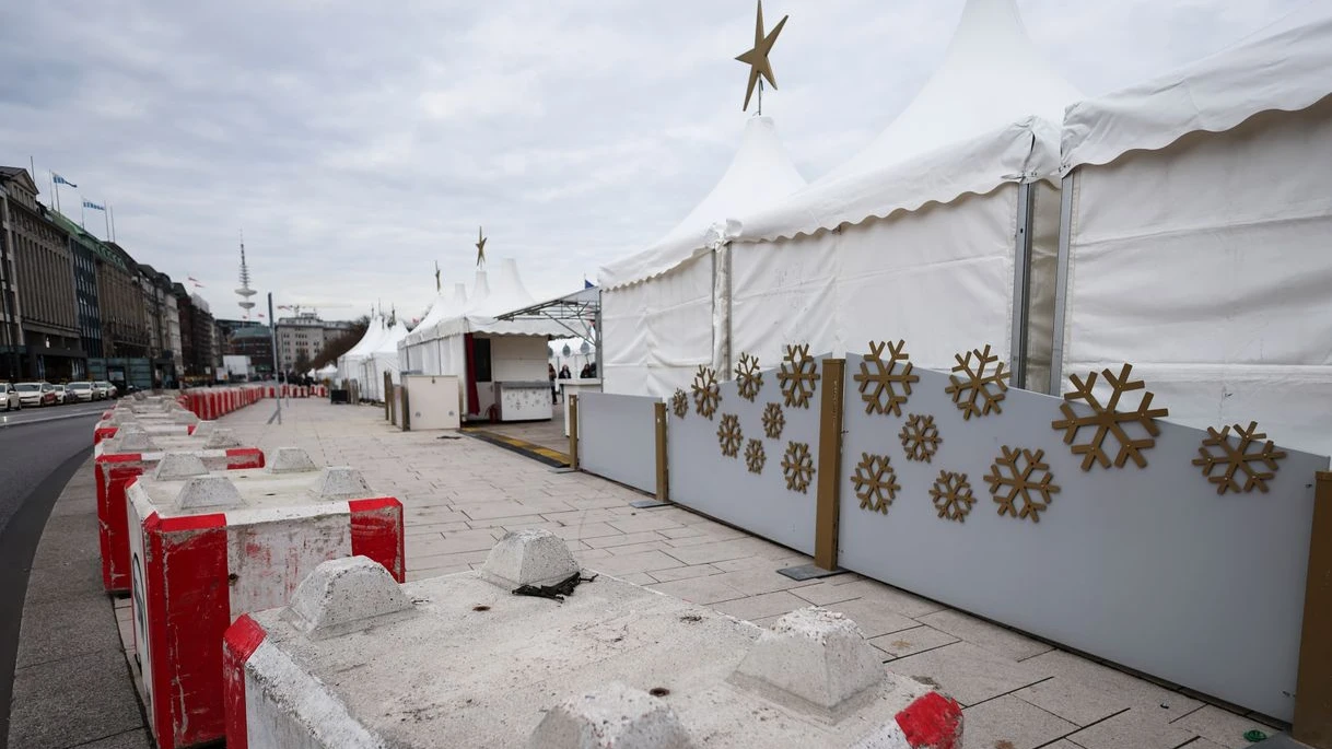 Hamburg’daki Noel Pazarlarında Güvenlik Arttırıldı!, © Christian Charisius/dpa Hamburg’daki Noel Pazarlarında Güvenlik Arttırıldı!, © Christian Charisius/dpa