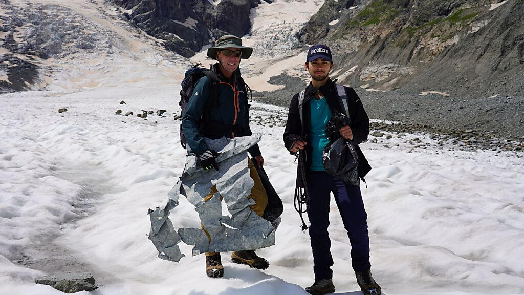 Freiwillige sammeln 250 Kilo Müll auf Engadiner Gletscher, © Keystone/SDA