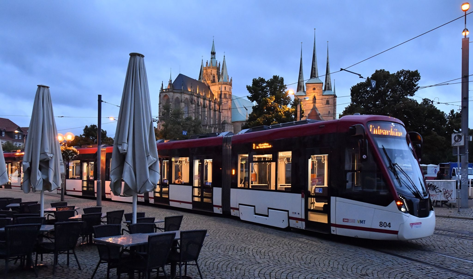 Kostenlos mit Bus und Bahn unterwegs: Am 30. Mai müssen Gäste in den Öffis im Verbundgebiet des Verkehrsverbunds Mittelthüringen (VMT) für die Fahrten nichts bezahlen. (Symbolbild), © Martin Schutt/dpa-Zentralbild/dpa