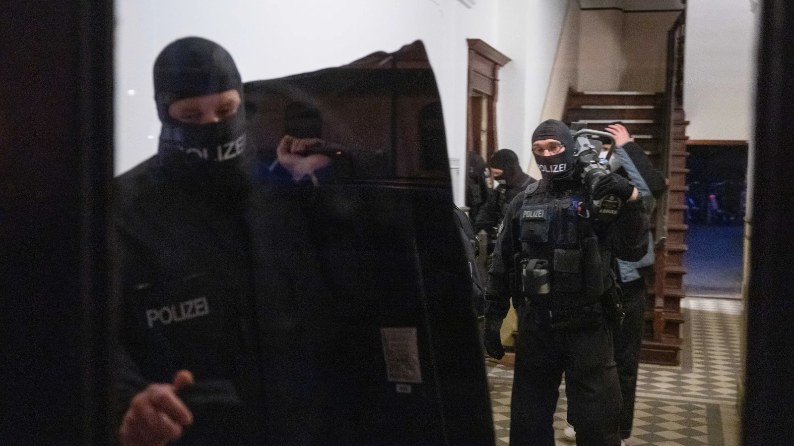 Futbol Taraftarlarına Saldırı: Almanya’da Büyük Polis Operasyonu!, © Christophe Gateau/dpa Futbol Taraftarlarına Saldırı: Almanya’da Büyük Polis Operasyonu!, © Christophe Gateau/dpa