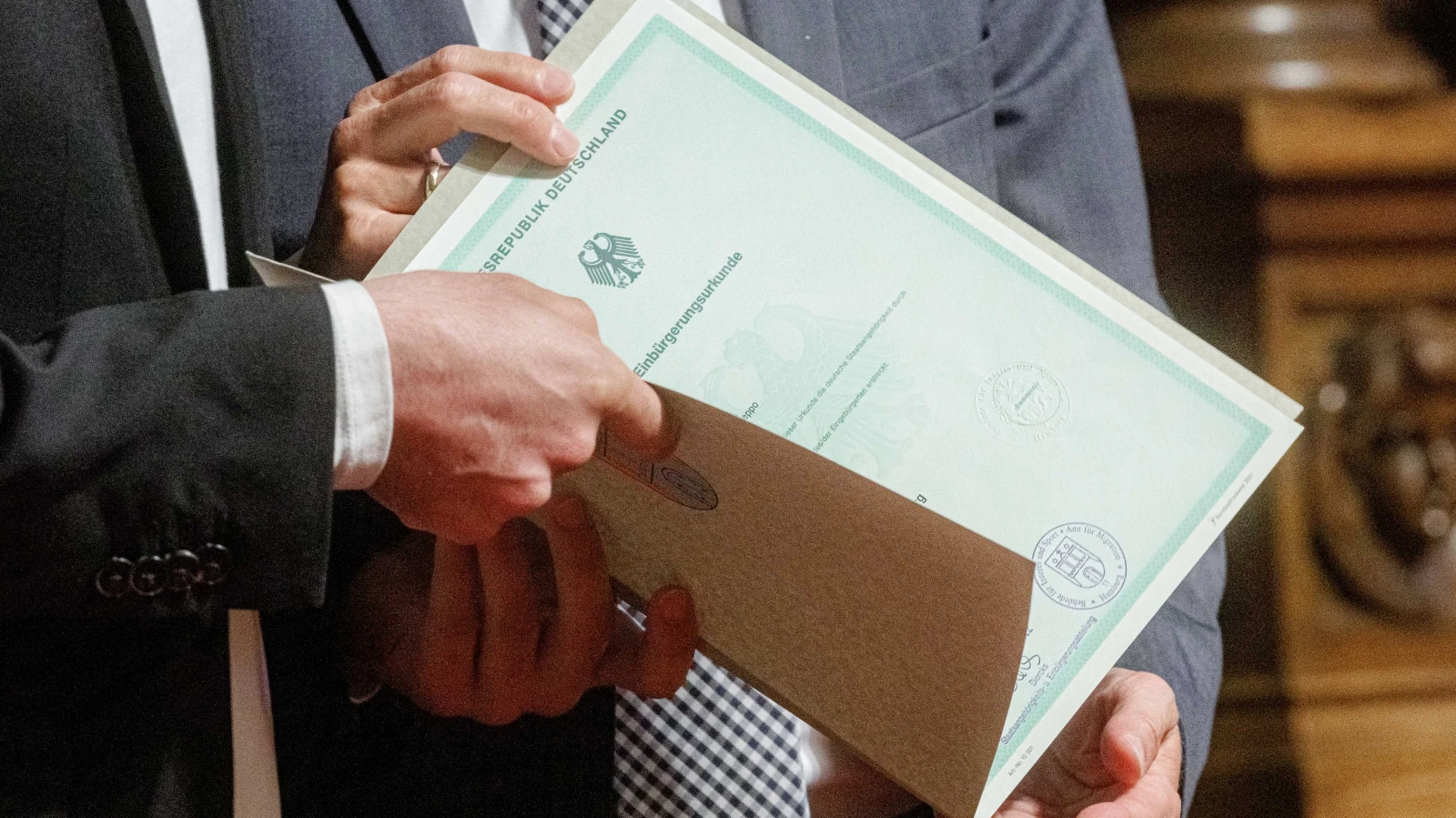 Frankfurt’ta 2024 Standesamt Verileri: Doğumlar ve Vatandaşlık Kazanımları Artışta, © dpa Frankfurt’ta 2024 Standesamt Verileri: Doğumlar ve Vatandaşlık Kazanımları Artışta, © dpa