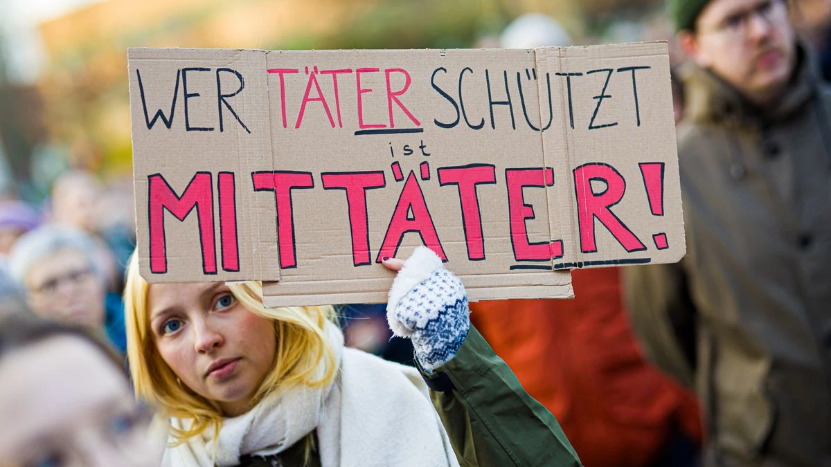 Hamburg’da Cinsel Şiddete Karşı Gösteri!, © Moritz Frankenberg/dpa Hamburg’da Cinsel Şiddete Karşı Gösteri!, © Moritz Frankenberg/dpa