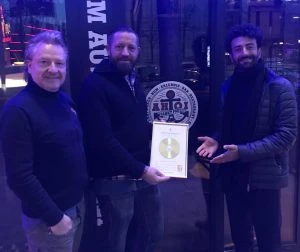 Von links nach rechts: Thomas Stutzki (Restaurantmanager), Christopher Stapel (Geschäftsführung) und Payam Mousavi (Mediaberater more Marketing) Von links nach rechts: Thomas Stutzki (Restaurantmanager), Christopher Stapel (Geschäftsführung) und Payam Mousavi (Mediaberater more Marketing)