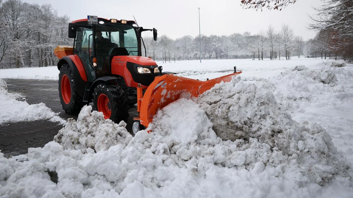 Hamburg’da Kar Krizi: Şiddetli Kış Nedeniyle Cenazeler İptal Edildi, © Christian Charisius/dpa Hamburg’da Kar Krizi: Şiddetli Kış Nedeniyle Cenazeler İptal Edildi, © Christian Charisius/dpa