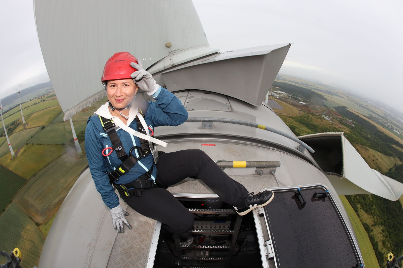 Die Thüringer Umweltministerin Anja Siegesmund sitzt auf einer Windkraftanlage.