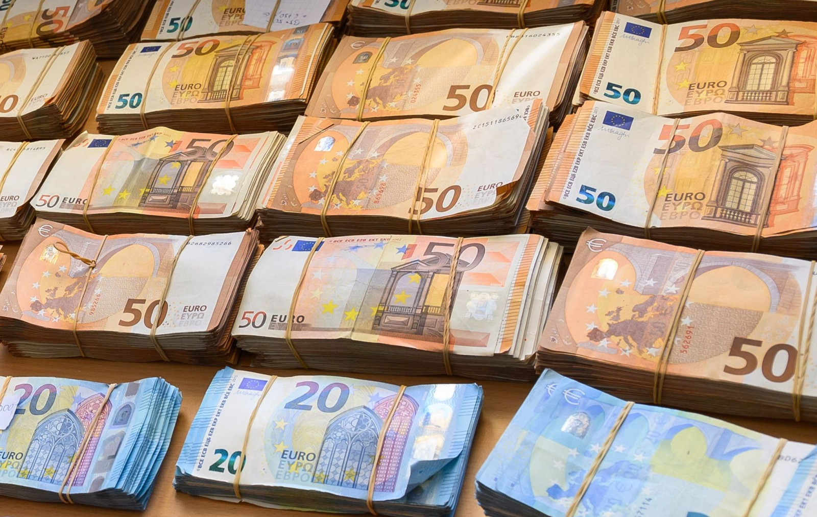 Das Land Thüringen erbt immer mehr Geld. (Archivbild), © Silas Stein/dpa