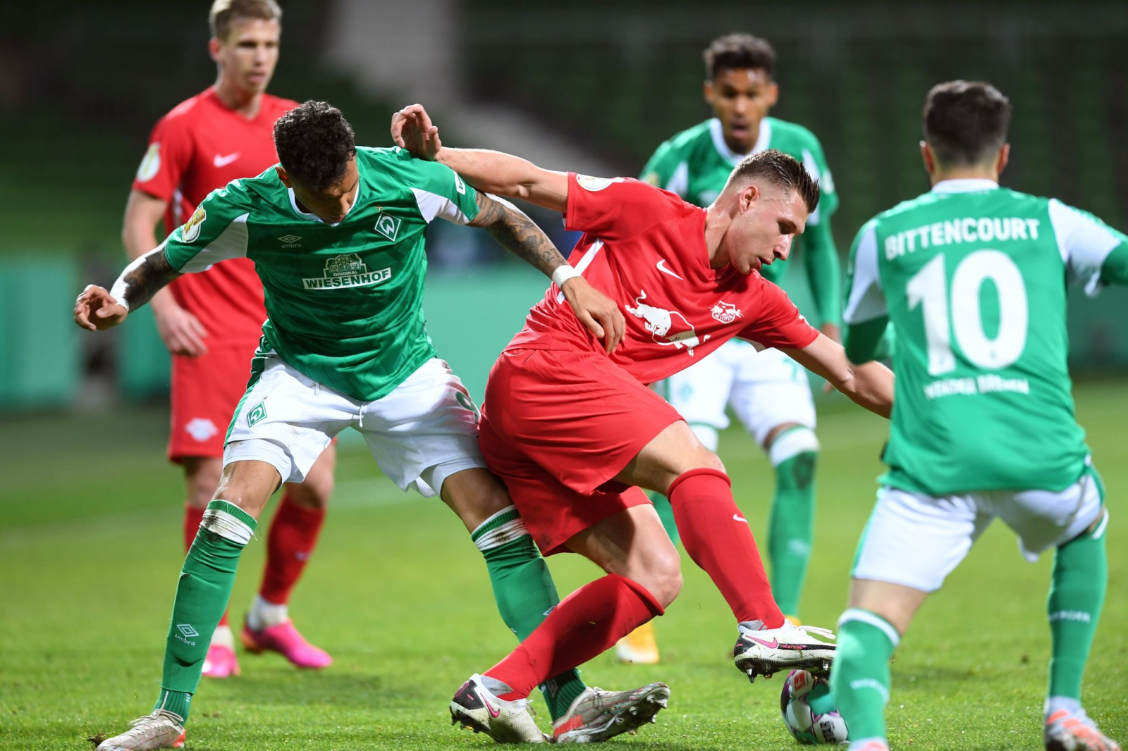 Bremens Davie Selke (l) und Leipzigs Willi Orban kämpfen um den Ball.