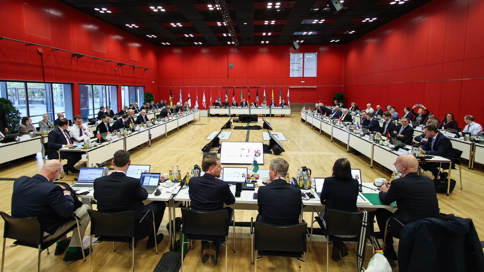 Mainz’te Eyalet Başbakanları Zirvesi: Sıkı Güvenlik, Protestolar ve Siyasi Gündem, © Hannes P. Albert/dpa Mainz’te Eyalet Başbakanları Zirvesi: Sıkı Güvenlik, Protestolar ve Siyasi Gündem, © Hannes P. Albert/dpa