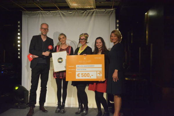 Von links: John Ment (Radio Hamburg), Judith Buhr, Gabi Haramina und Mariam Hase (Kita Kinderzimmer), Martina Burow (more Marketing)