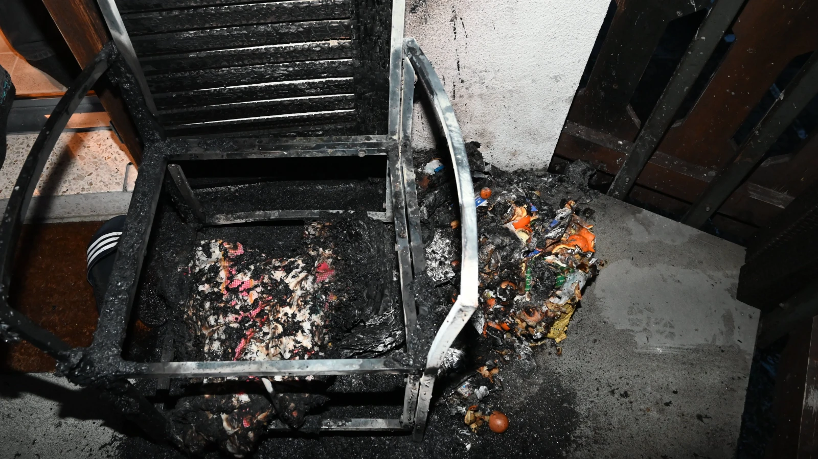 Brennender Abfallsack auf Balkon in Sennwald, © Kapo SG Brennender Abfallsack auf Balkon in Sennwald, © Kapo SG