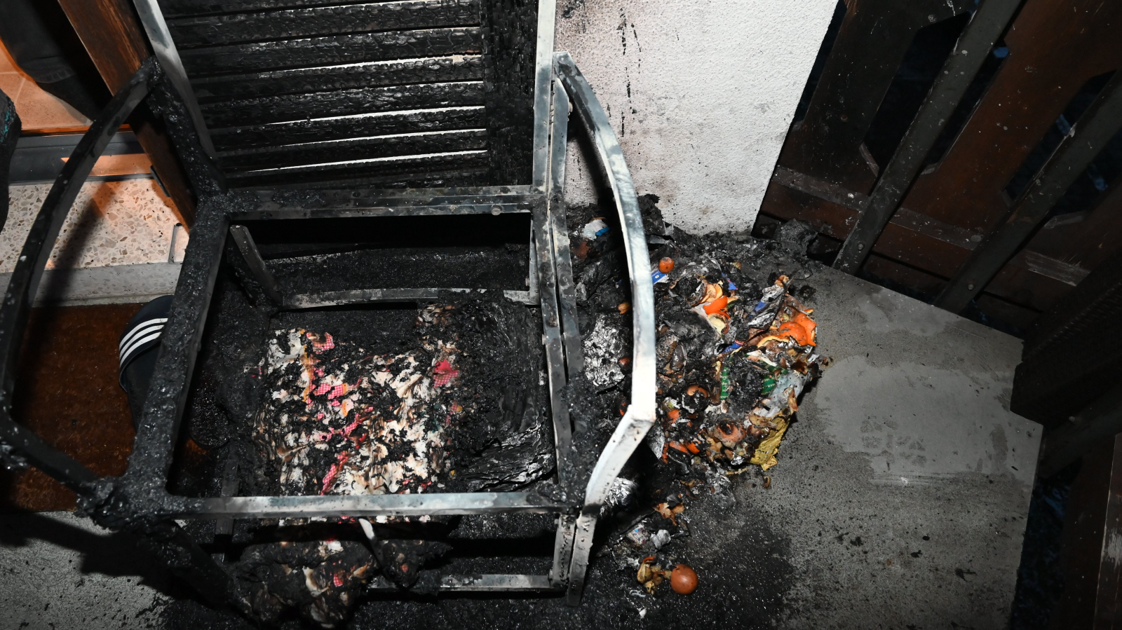Brennender Abfallsack auf Balkon in Sennwald, © Kapo SG