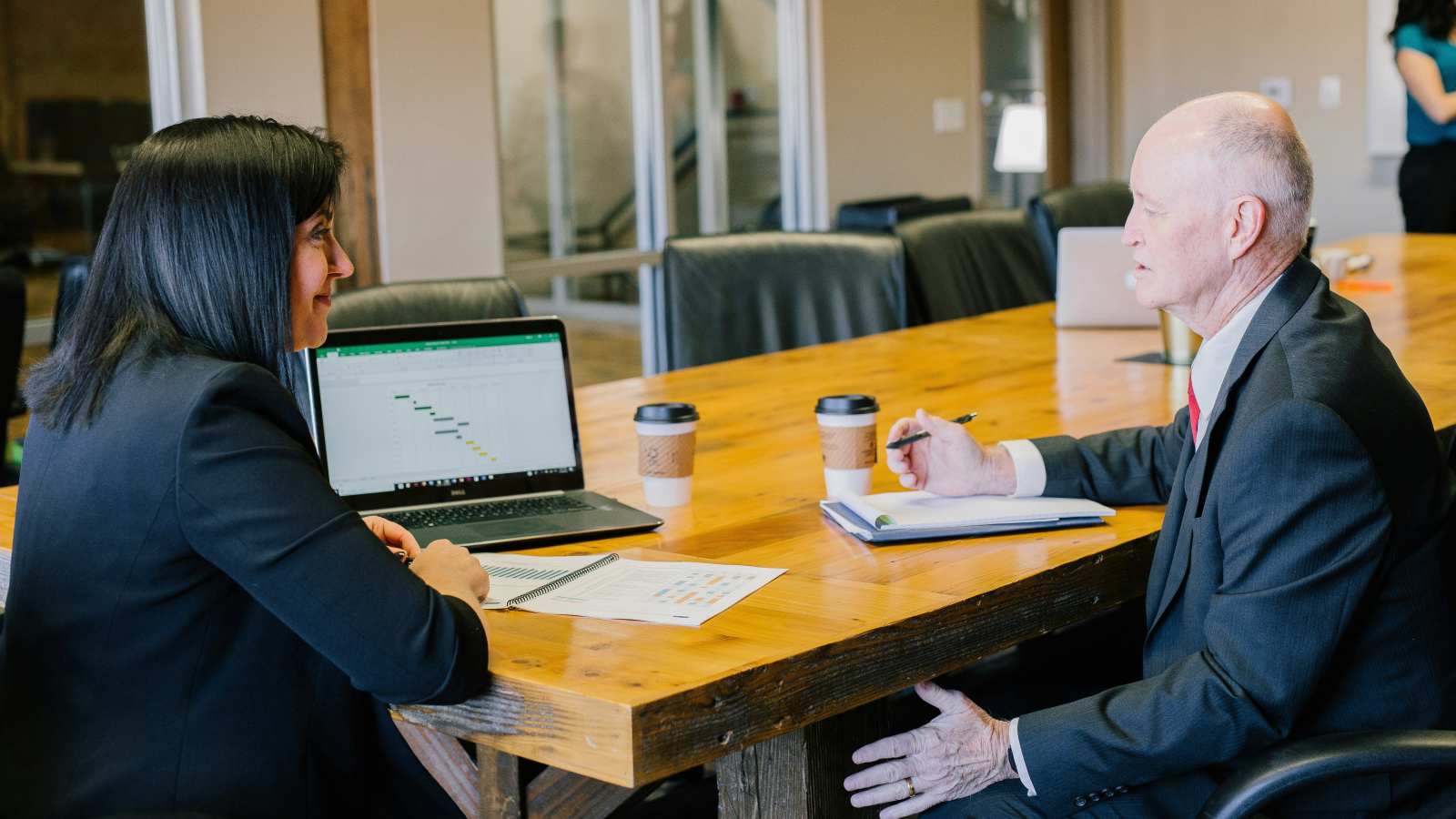 Schweizer Beschäftigte arbeiten 2023 etwas mehr als im Vorjahr, © Amy Hirschi/Unsplash