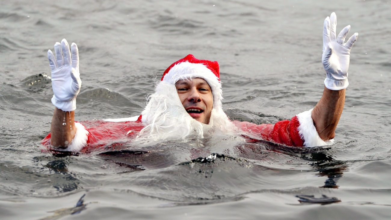 Winter Schwimmen Zürich Hochwasser Samichlaus, © Keystone-SDA