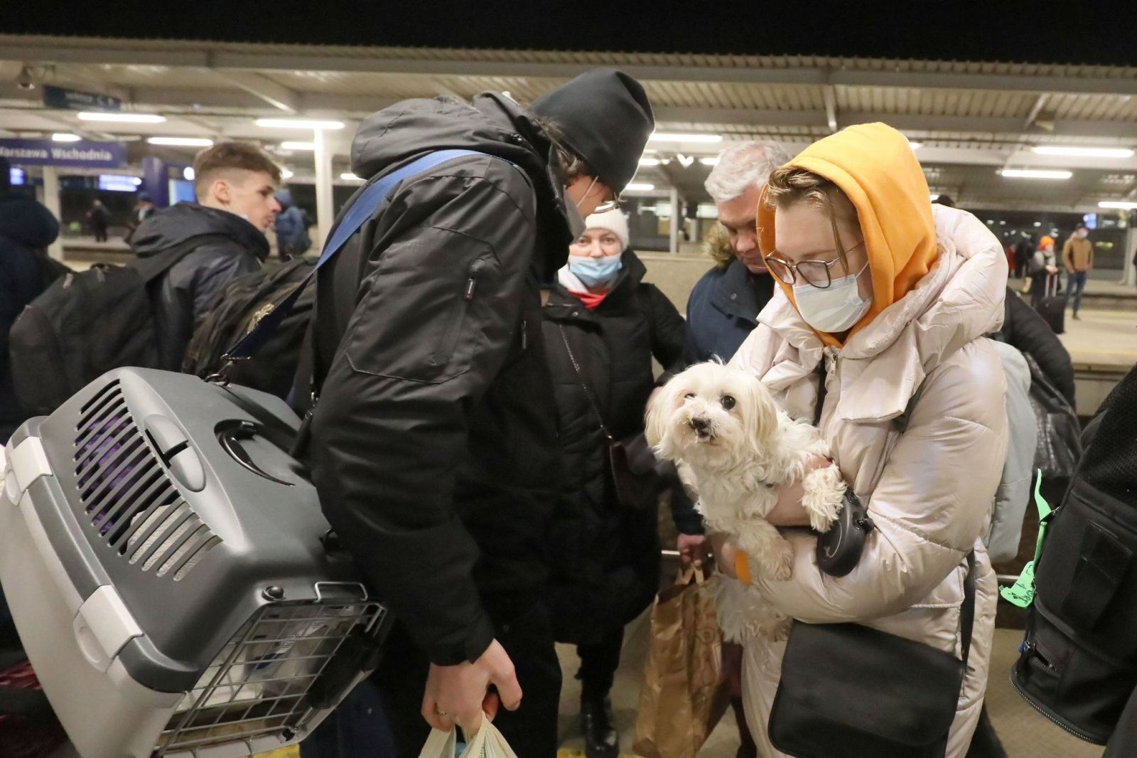 Ukrainische Flüchtlinge kommen mit einem ukrainischen Personenzug an einem Bahnhof in an.