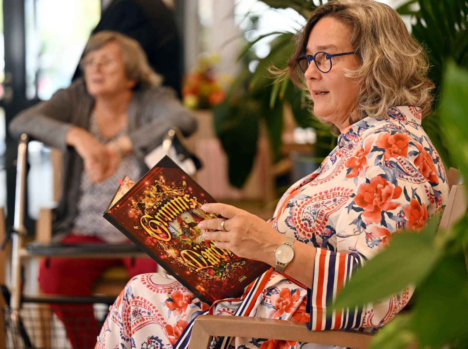 Thüringens Gesundheitsministerin Heike Werner (Linke) liest Senioren und Seniorinnen aus dem Märchen «Der süße Brei» vor.