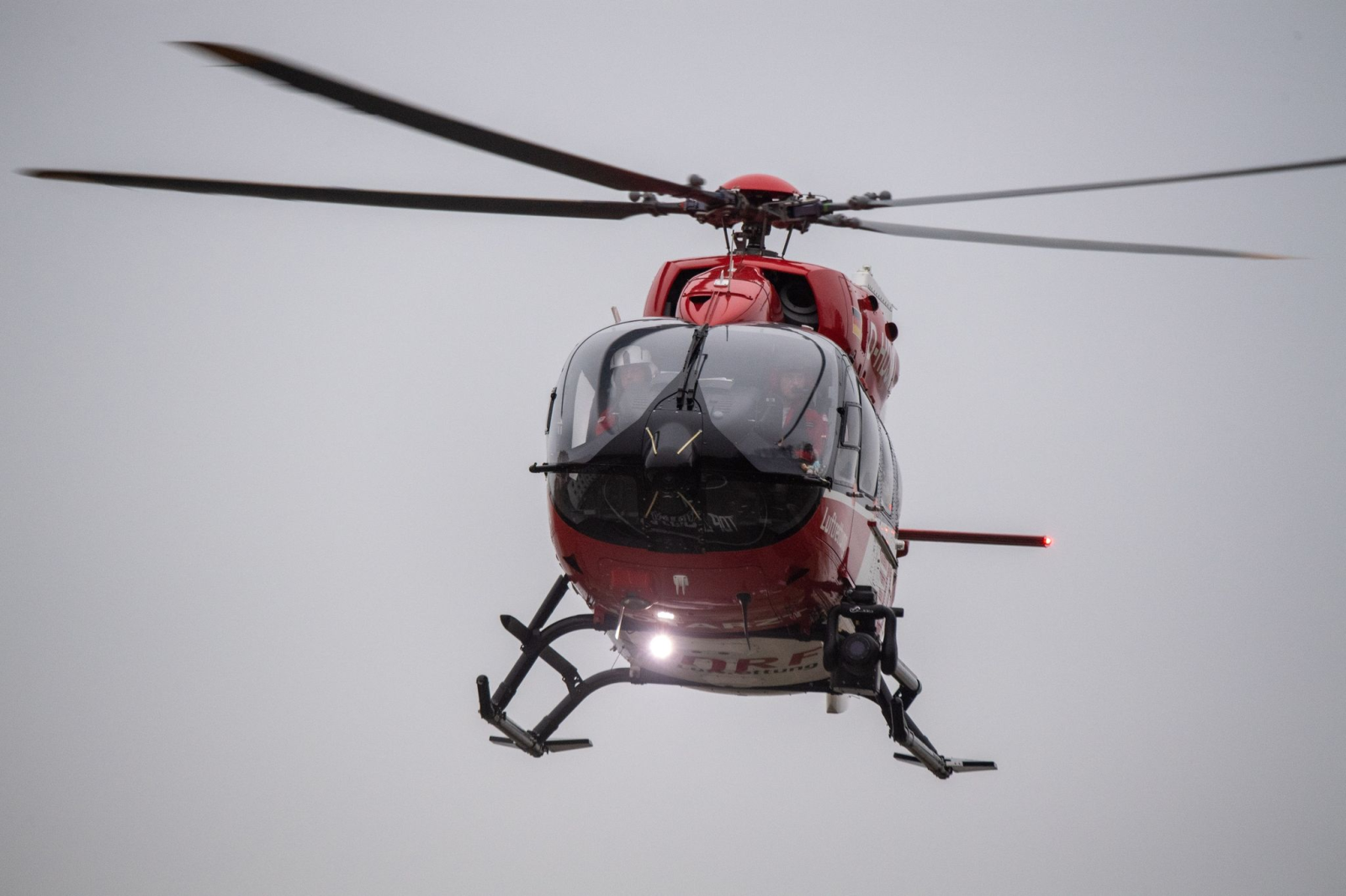 Ein Rettungshubschrauber fliegt über den Flugplatz eines Krankenhauses., © Stefan Sauer/dpa/Symbolbild