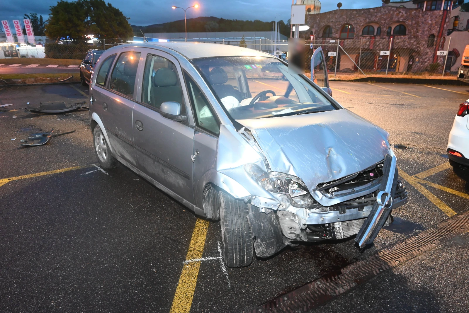 Mann baut mit gestohlenem Auto zwei Unfälle , © Kantonspolizei St.Gallen Mann baut mit gestohlenem Auto zwei Unfälle , © Kantonspolizei St.Gallen