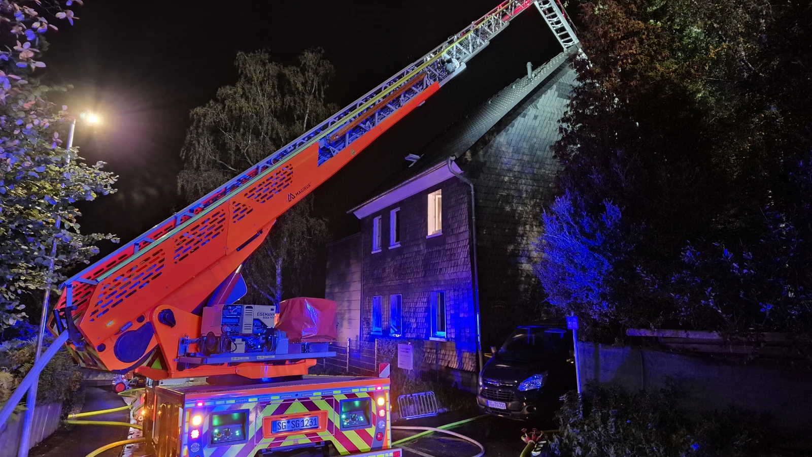 Wiesbaden’de Apartman Yangını: İki Kişi Yaralandı!, © Sascha Thelen/dpa Wiesbaden’de Apartman Yangını: İki Kişi Yaralandı!, © Sascha Thelen/dpa