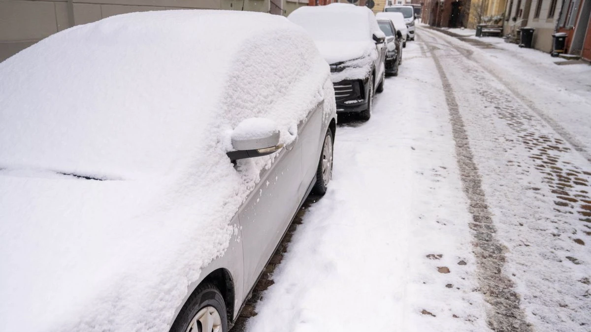 Bremen’de Buzlanan Kaldırımlar Tehlike Saçıyor!, © Stefan Sauer/dpa Bremen’de Buzlanan Kaldırımlar Tehlike Saçıyor!, © Stefan Sauer/dpa