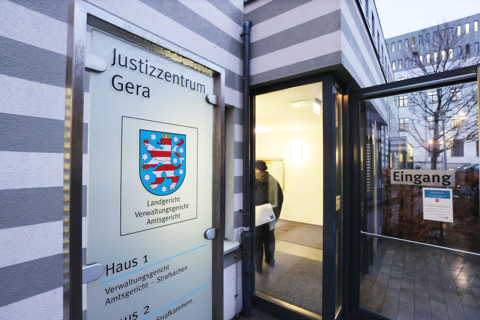 Der Eingang zum Landgerichtsgebäude in Gera.