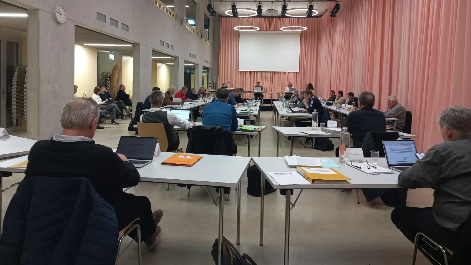 Der Neuhauser Einwohnerrat. Der Neuhauser Einwohnerrat.