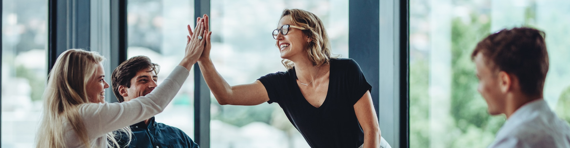 Menschen die sich abklatschen, © Shutterstock