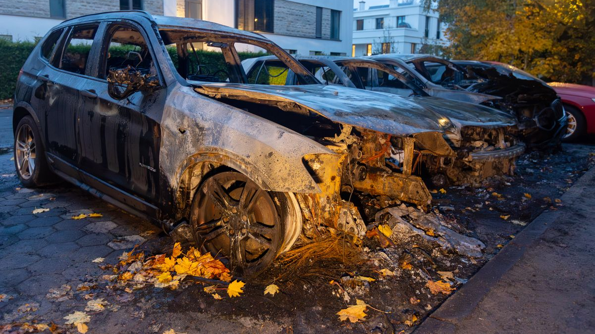 Hamburg’da AfD’li Milletvekiline Saldırı Şüphesi: Bernd Baumann’ın Aracı Yandı!, © Bodo Marks/dpa