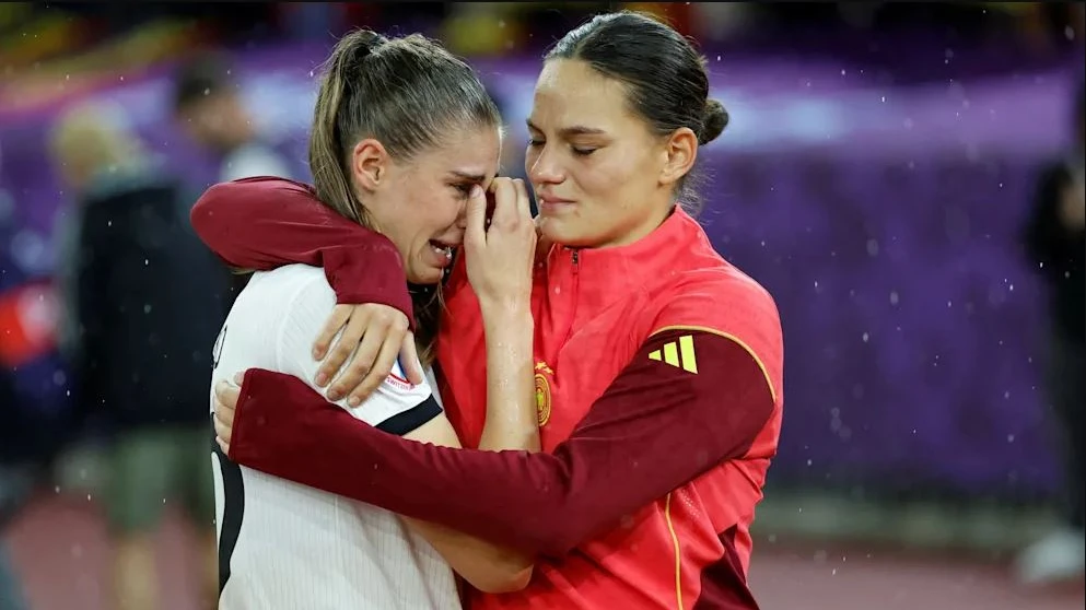 Alman Kadın Futbolcular Ağladı, İspanyollar Davulla Kutladı!, © bild Alman Kadın Futbolcular Ağladı, İspanyollar Davulla Kutladı!, © bild