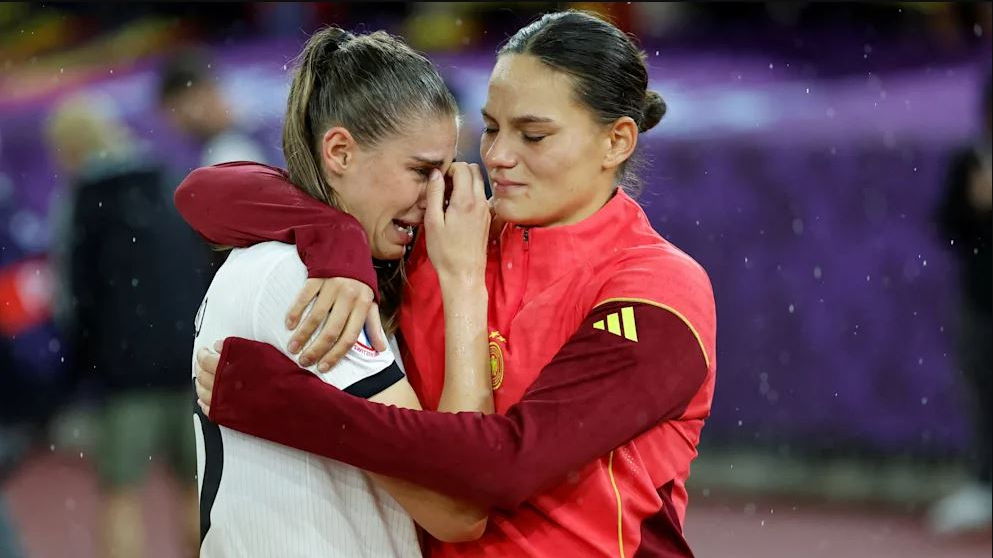 Alman Kadın Futbolcular Ağladı, İspanyollar Davulla Kutladı!, © bild