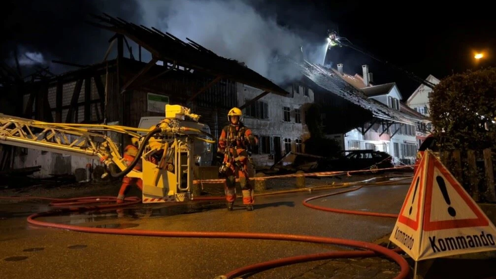 Evakuierungen wegen Grossbrand in Elgg ZH, © Keystone-SDA Evakuierungen wegen Grossbrand in Elgg ZH, © Keystone-SDA