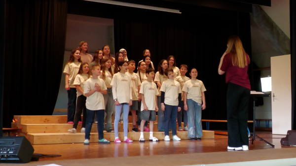 30 Kinder und Jugendliche üben und basteln im Musicallager, © Radio Munot