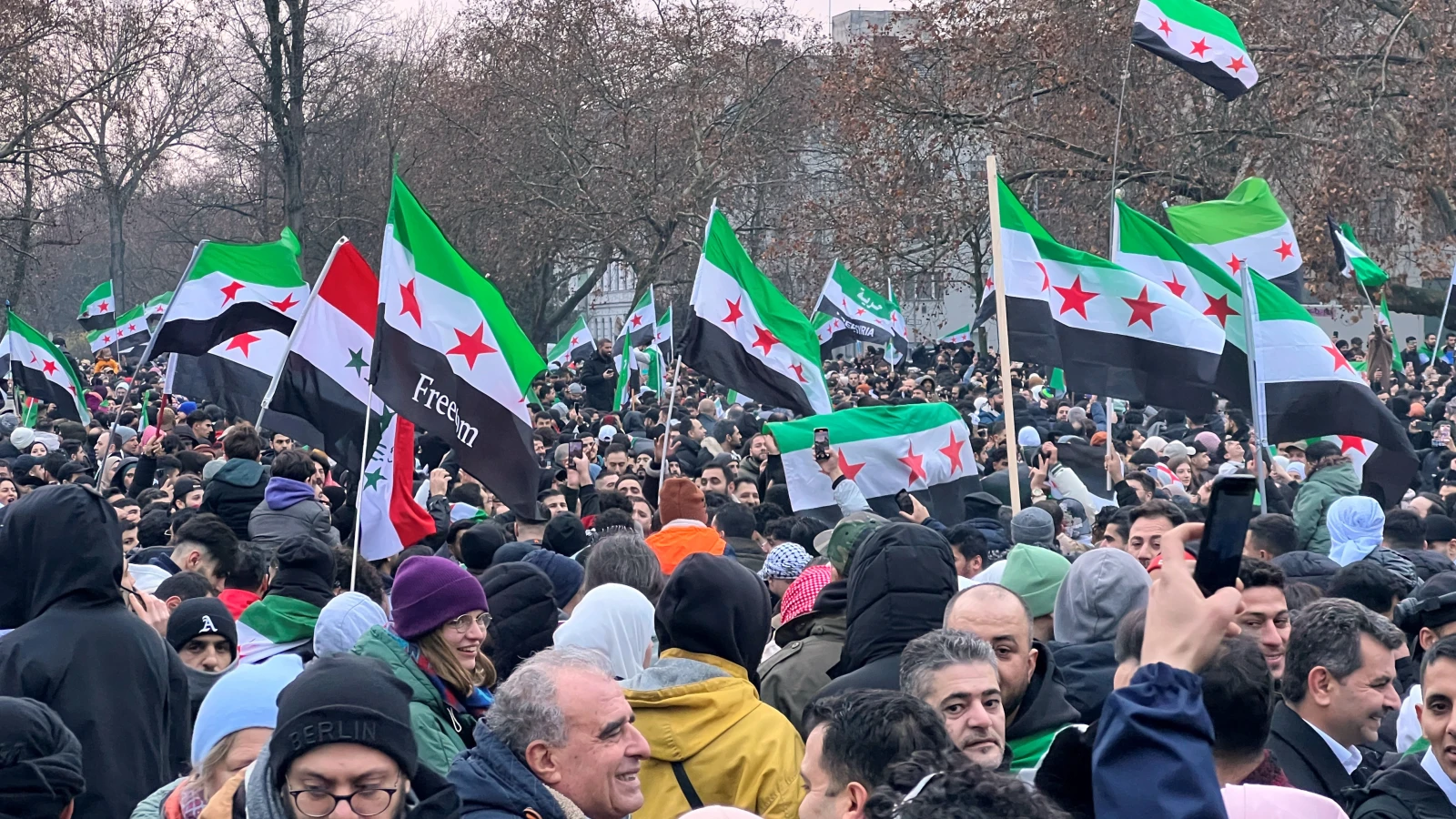 Berlin'de Binlerce Suriyeli Assad'ın Düşüşünü Kutladı!, © dpa Berlin'de Binlerce Suriyeli Assad'ın Düşüşünü Kutladı!, © dpa