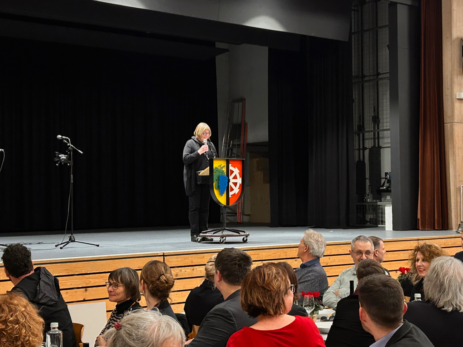 Eva Neumann wird als neue Präsidentin des Kantonsrats gefeiert - Radio ...