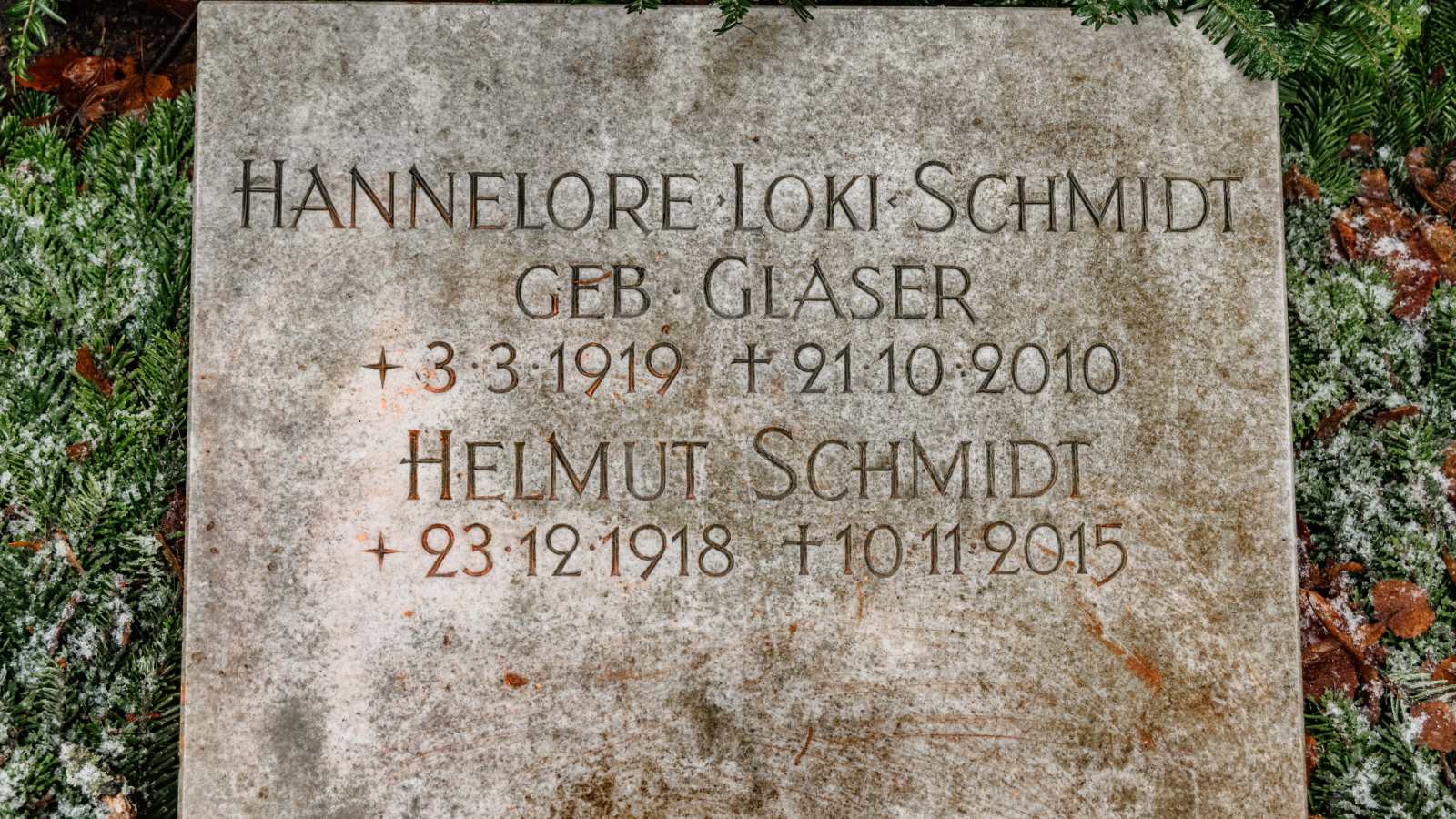 Hamburg’da Helmut ve Loki Schmidt’in Mezarı Nazi Sembolleriyle Tahrip Edildi, © Markus Scholz/dpa