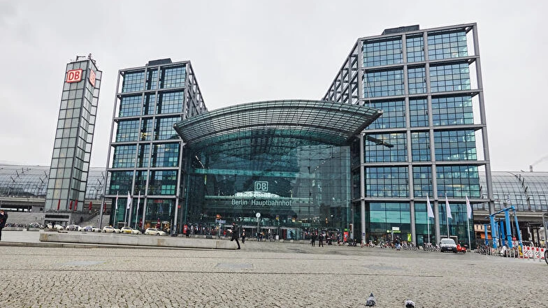 Berlin Hauptbahnhof’ta bıçaklı saldırı: Şüpheli olay yerinde yakalandı!, © berlin.de Berlin Hauptbahnhof’ta bıçaklı saldırı: Şüpheli olay yerinde yakalandı!, © berlin.de