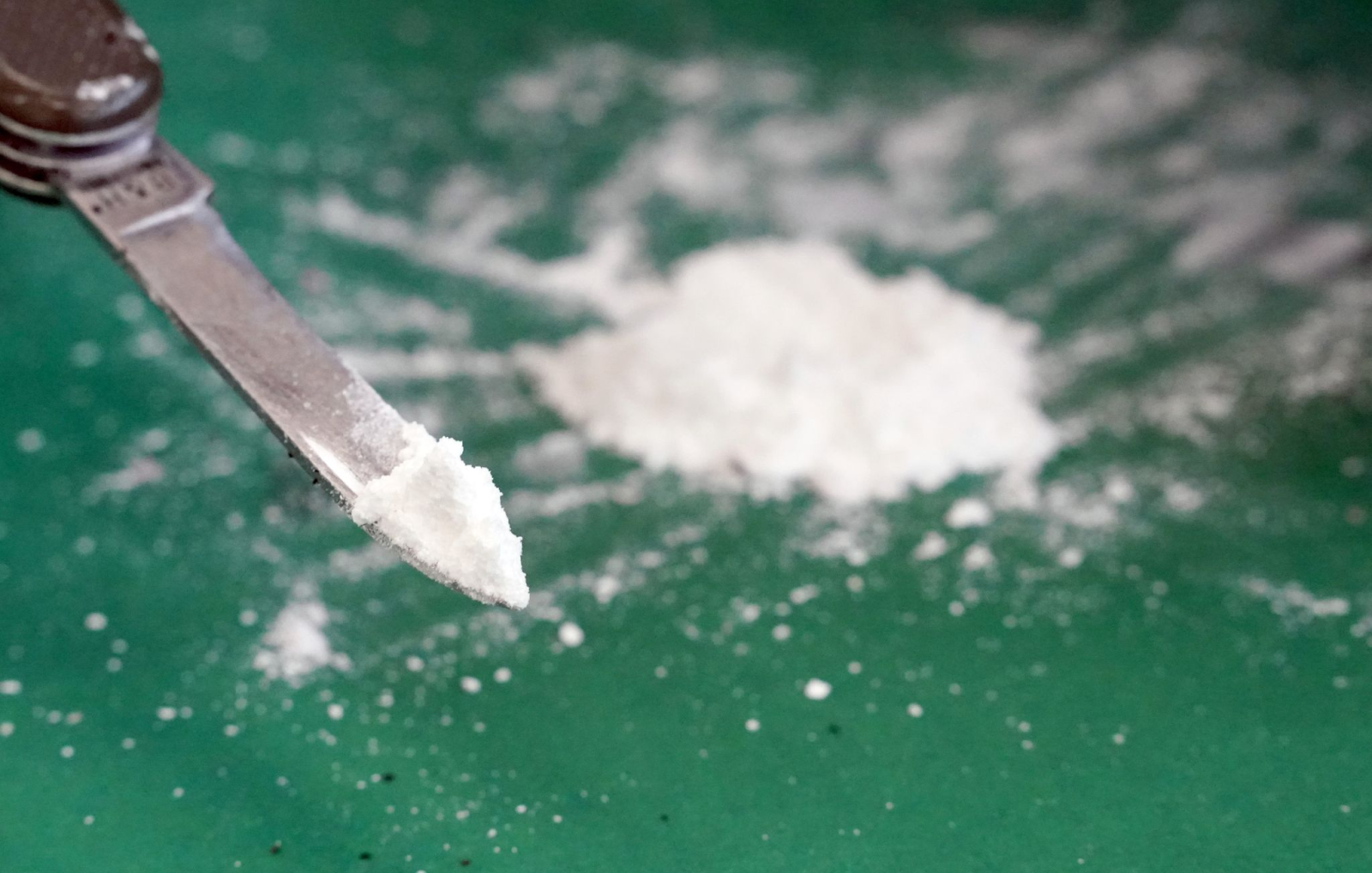 Vom Zoll sichergestelltes Kokain auf der Spitze eines Taschenmessers.