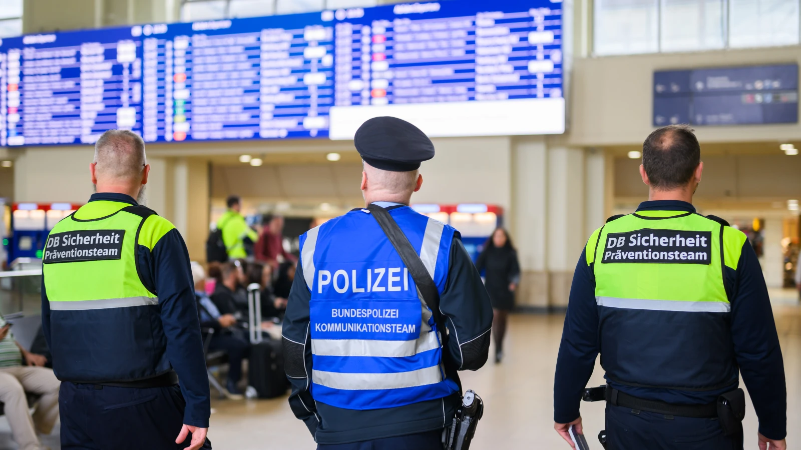 Almanya’da Tren İstasyonlarında Artan Şiddet: Polis 200’den Fazla Tehlikeli Alet Ele Geçirdi, © Julian Stratenschulte/dpa Almanya’da Tren İstasyonlarında Artan Şiddet: Polis 200’den Fazla Tehlikeli Alet Ele Geçirdi, © Julian Stratenschulte/dpa