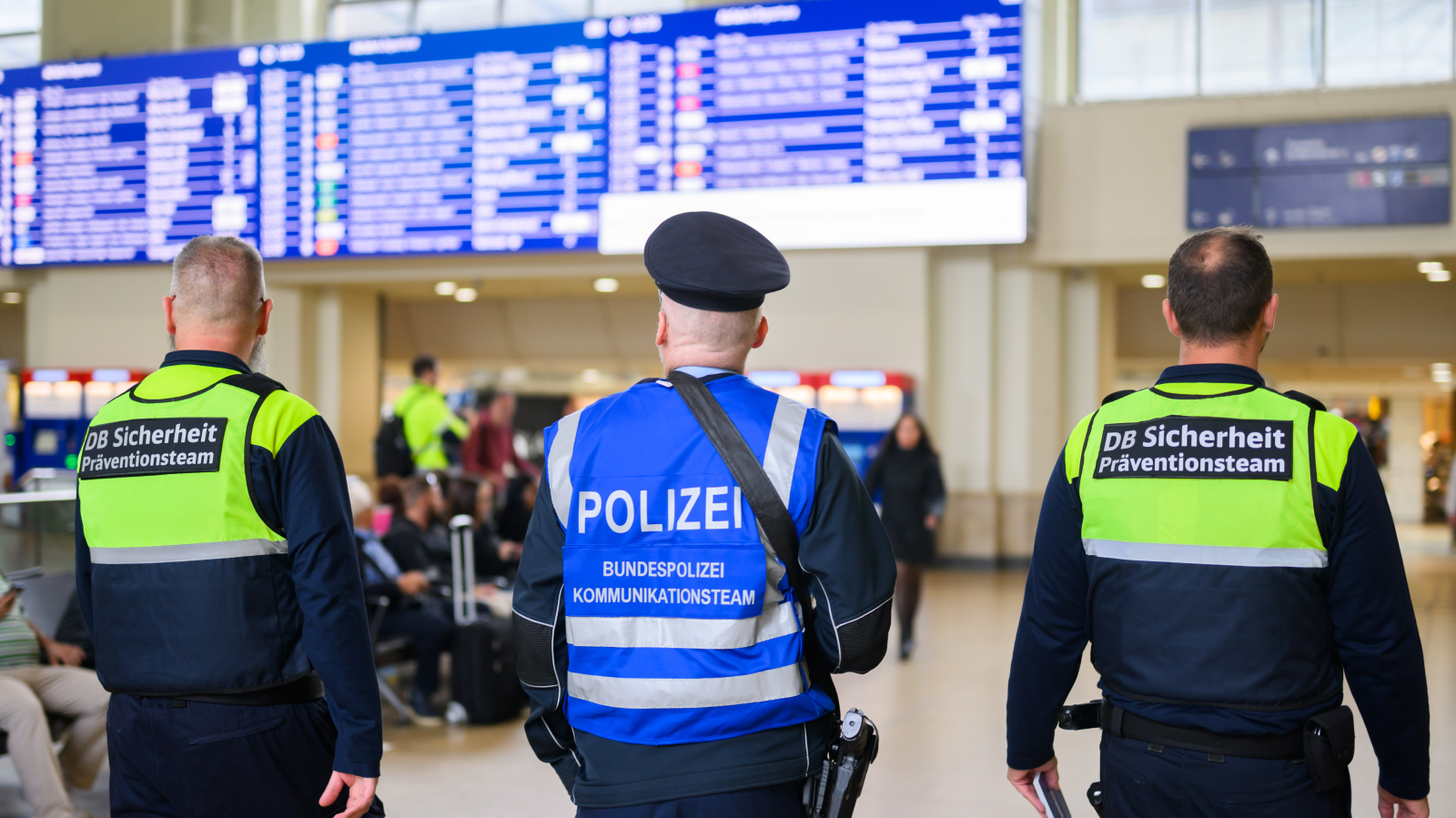 Almanya’da Tren İstasyonlarında Artan Şiddet: Polis 200’den Fazla Tehlikeli Alet Ele Geçirdi, © Julian Stratenschulte/dpa