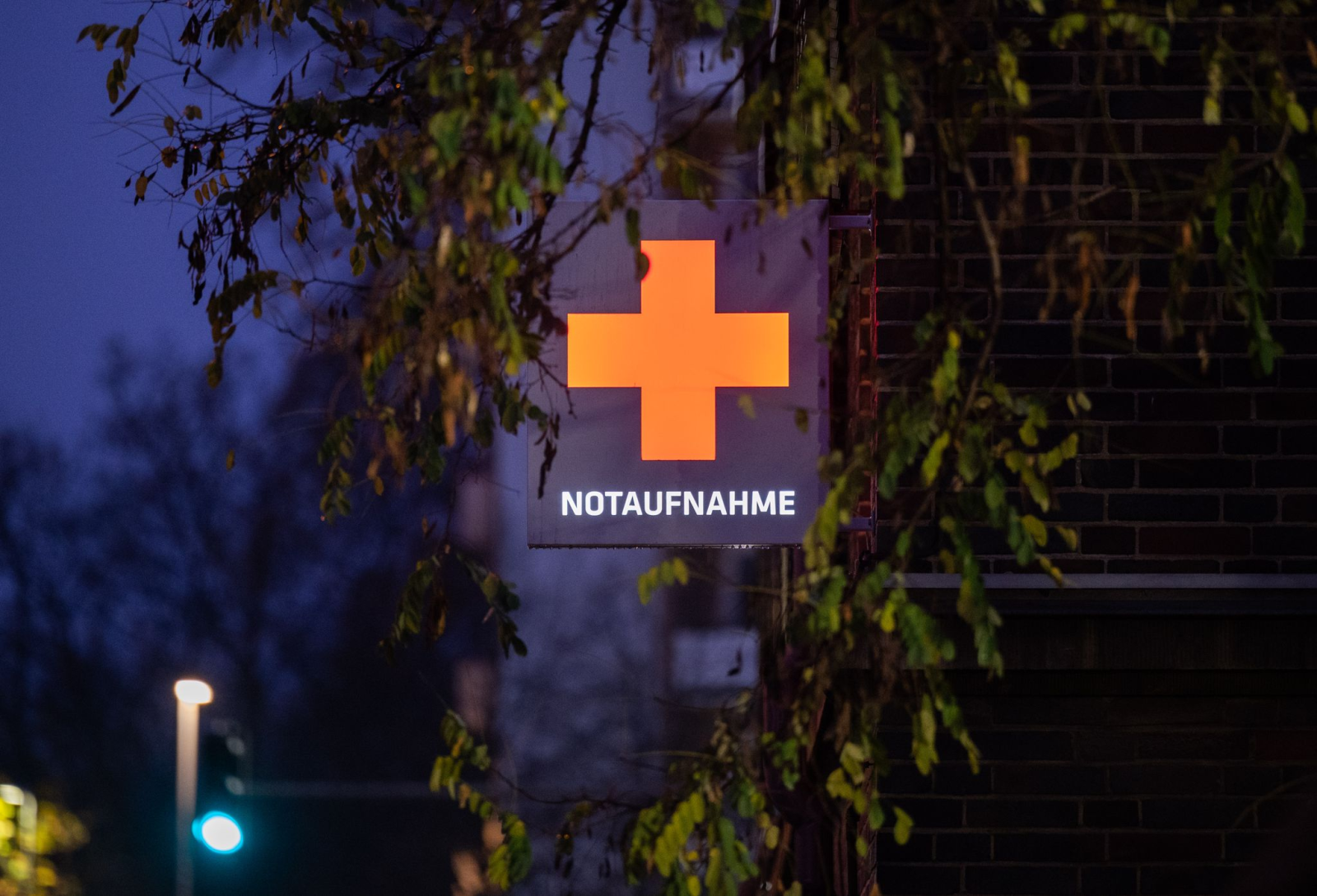 Ein Schild weist auf die Notaufnahme eines Krankenhauses hin.